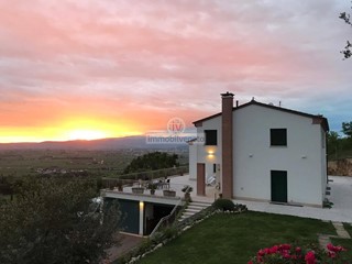 Casa Indipendente in Vendita a Sarego, 690 m²