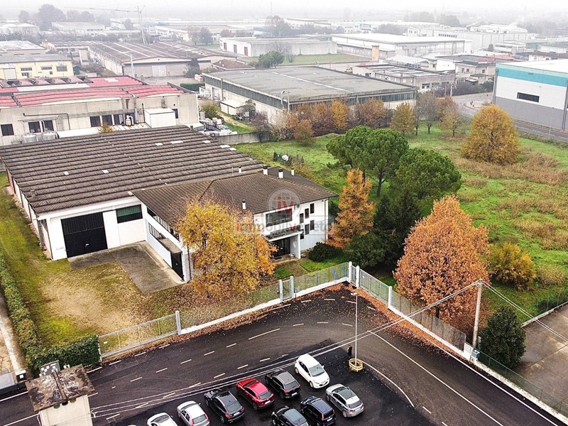 Capannone in Vendita a Lonigo, 2045 m²