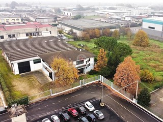 Capannone in Vendita a Lonigo, 2045 m²