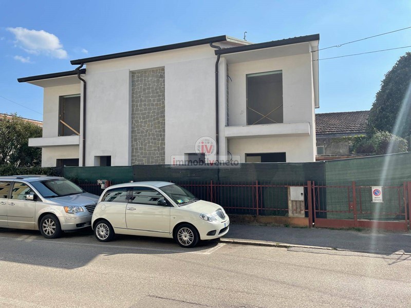 Casa Semi Indipendente in Vendita a Lonigo, 355'000€, 174 m²