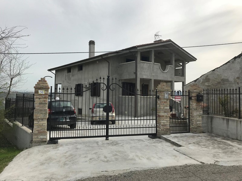 Villa in Vendita a Casalbordino, 240'000€, 240 m²