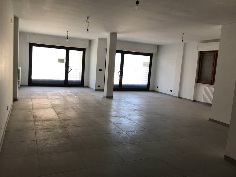 Immobile commerciale in Vendita a Vasto, 200'000&euro;, 200 m²