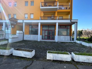Immobile commerciale in Vendita a San Salvo, 100'000€, 137 m²