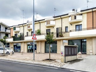 Immobile commerciale in Affitto a Vasto, 1'300&euro;, 153 m²
