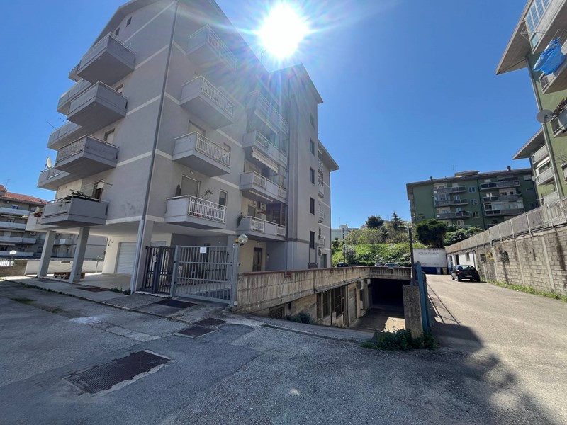 Magazzino in Vendita a Vasto, 150'000&euro;, 380 m²
