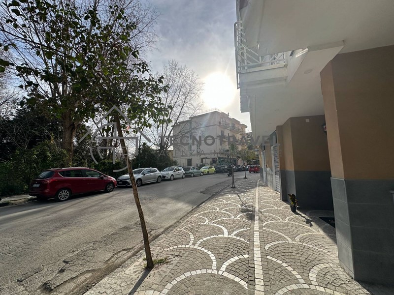 Immobile commerciale in Affitto a Casoria, 1'300€, 68 m²