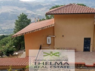 Villa in Vendita a Caccamo, 185'000€, 300 m²