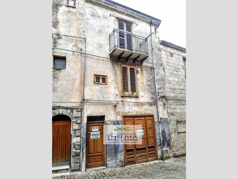 Casa Indipendente in Vendita a Isnello, 90'000€, 304 m²