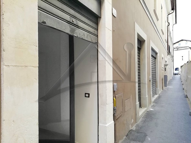 Immobile commerciale in Affitto a L'Aquila, 500€, 60 m²