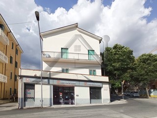 Immobile commerciale in Vendita a L'Aquila, 298'000&euro;, 170 m²