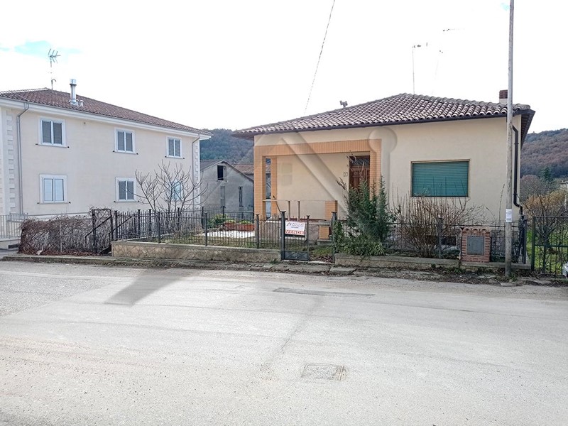 Casa Indipendente in Vendita a Prata d'Ansidonia, 60'000&euro;, 110 m²