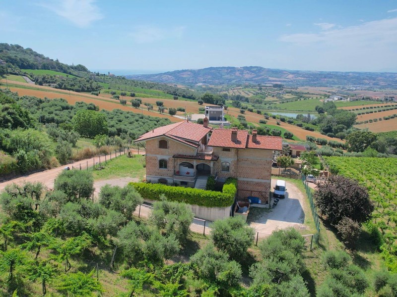 Villa in Vendita a Colonnella, 350'000€, 400 m²