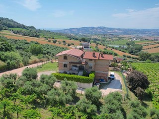 Villa in Vendita a Colonnella, 350'000€, 400 m²