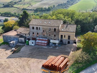 Rustico in Vendita a Acquaviva Picena, 320'000€, 872 m²