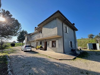 Casa Indipendente in Vendita a Offida, 140'000€, 128 m²