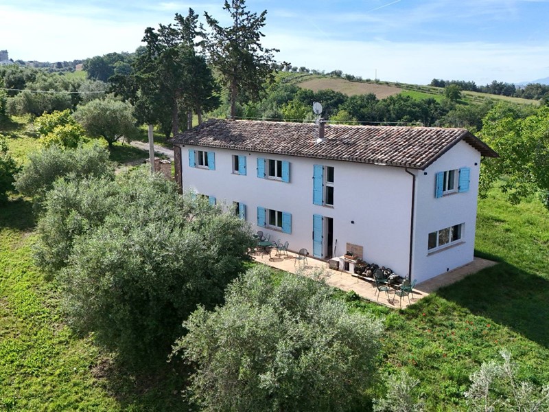 Rustico in Vendita a Castorano, 590'000€, 220 m²