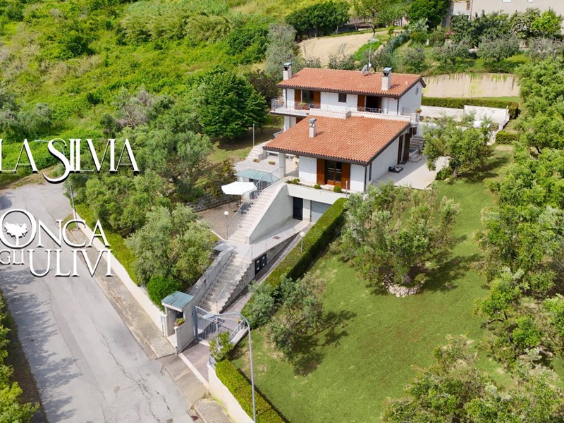 Villa in Vendita a San Benedetto del Tronto, 435'000€, 380 m²