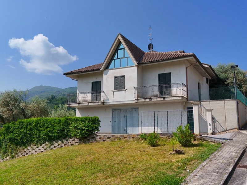 Villa in Vendita a Rotella, 335'000€, 300 m²