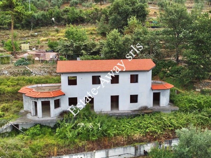 Villa in Vendita a Soldano, 220'000€, 230 m²