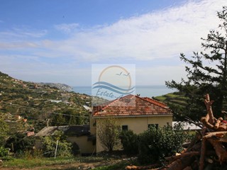 Villa in Vendita a Bordighera, 900'000€, 302 m²