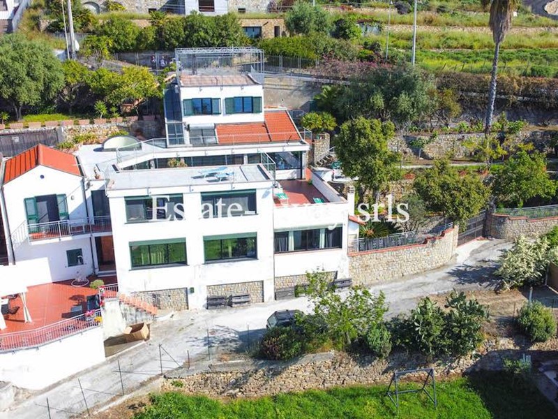 Villa in Vendita a Ospedaletti, 1'300'000€, 370 m²