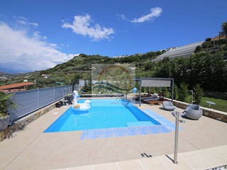 Villa in Vendita a Vallecrosia, 1'100'000€, 280 m²