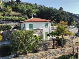 Villa in Vendita a Bordighera, 830'000€, 204 m²