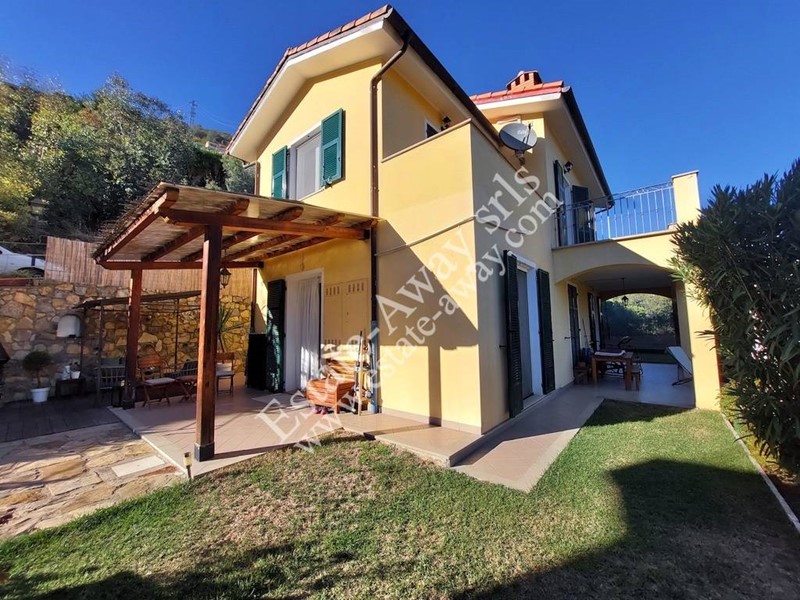 Casa Indipendente in Vendita a Vallebona, 539'000€, 235 m²