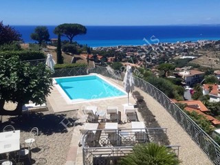 Villa in Vendita a Bordighera, 350 m²