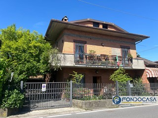 Villa in Vendita a Palazzolo sull'Oglio, 245'000€, 293 m², con Box