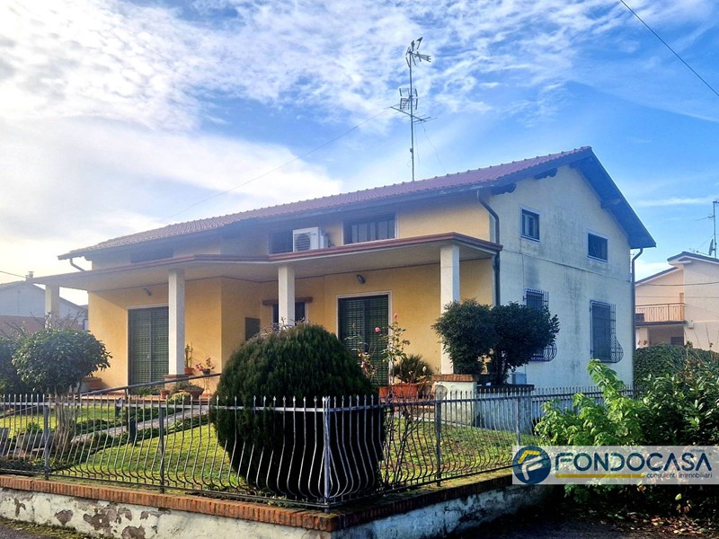 Villa in Vendita a Travagliato, 359'000€, 350 m²