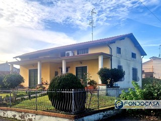 Villa in Vendita a Travagliato, 359'000€, 350 m²