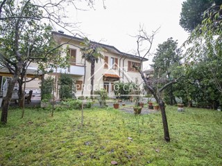 Casa Indipendente in Vendita a Viareggio, 625'000€, 280 m²