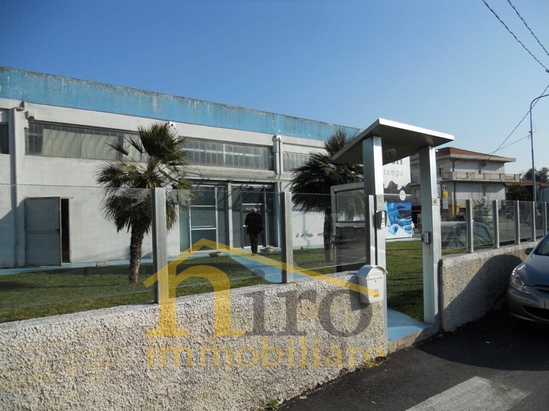 Capannone in Vendita a San Giovanni Teatino, 470'000€, 1000 m²