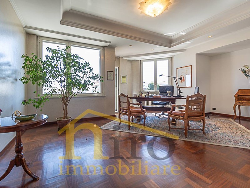 Ufficio in Affitto a Pescara, 1'700€, 133 m²