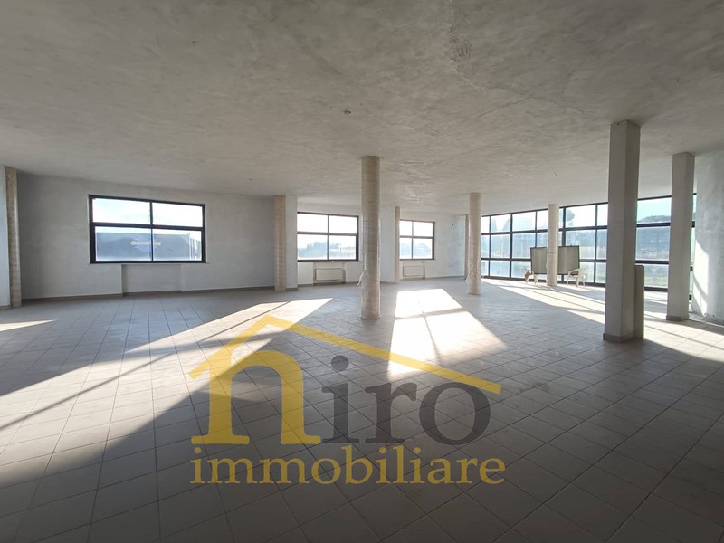 Ufficio in Affitto a Città Sant'Angelo, 4'000€, 610 m²