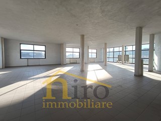 Ufficio in Affitto a Città Sant'Angelo, 4'000€, 610 m²