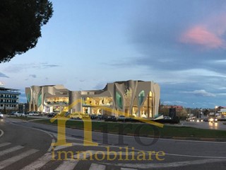 Immobile commerciale in Affitto a Città Sant'Angelo, 3'500€, 240 m²