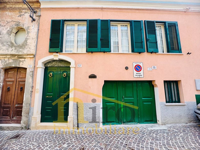 Casa Indipendente in Vendita a Atri, 225'000€, 200 m²