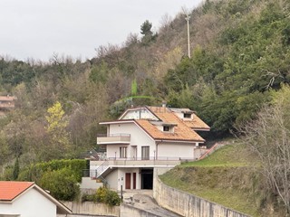 Villa in Vendita a Ascoli Piceno, 380'000€, 250 m²