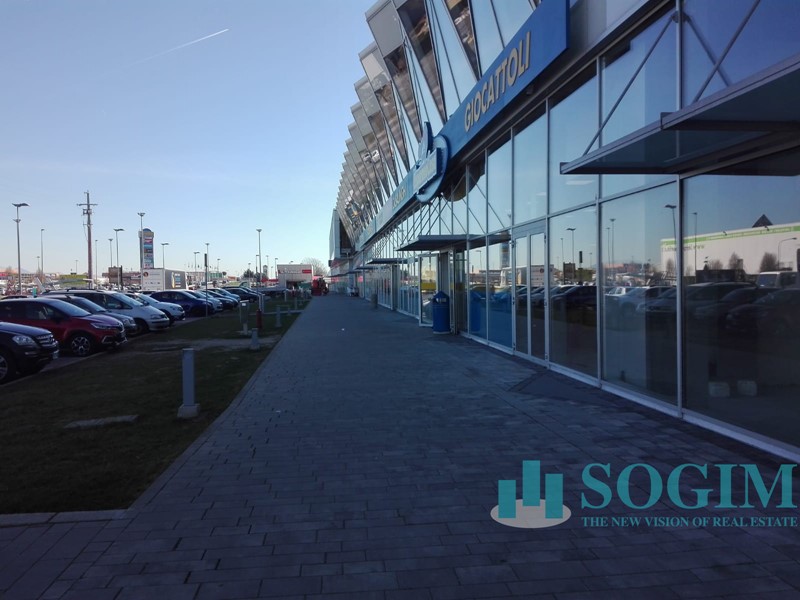 Immobile commerciale in Affitto a Busnago, 10'000&euro;, 1200 m²