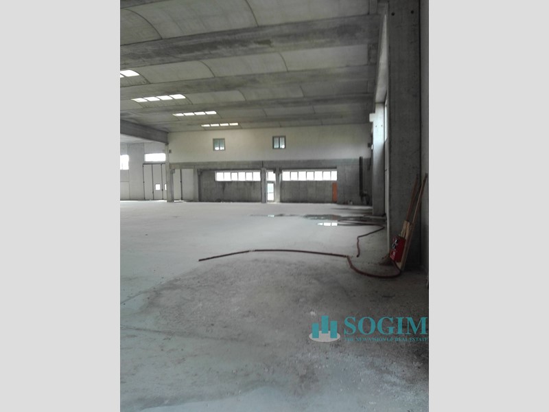 Capannone in Vendita a Dairago, 3'100'000€, 3610 m²
