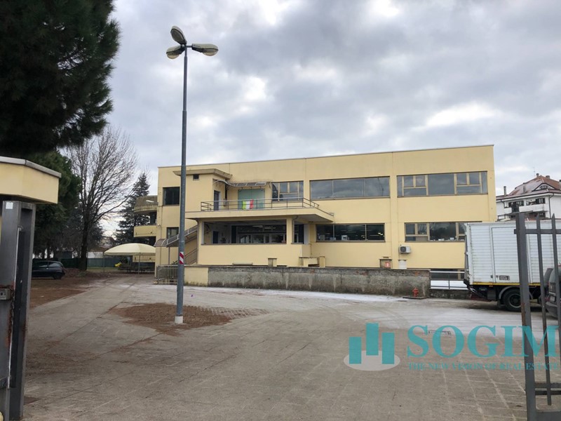 Immobile commerciale in Affitto a Busto Arsizio, 8'000€, 1000 m²
