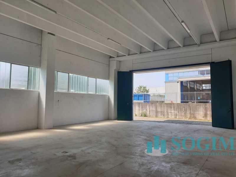 Capannone in Vendita a Trezzano Rosa, 1'000'000€, 2090 m²