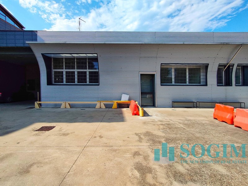 Ufficio in Affitto a Rozzano, 2'500€, 200 m²