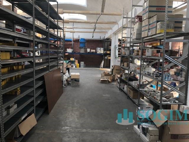 Capannone in Vendita a Garbagnate Milanese, 490'000€, 840 m²