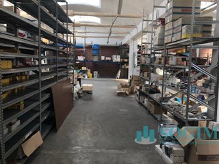 Capannone in Vendita a Garbagnate Milanese, 490'000€, 840 m²