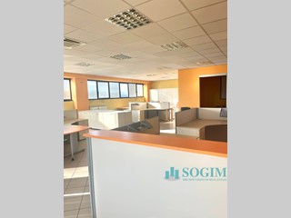 Ufficio in Affitto a Origgio, 1'800&euro;, 220 m²
