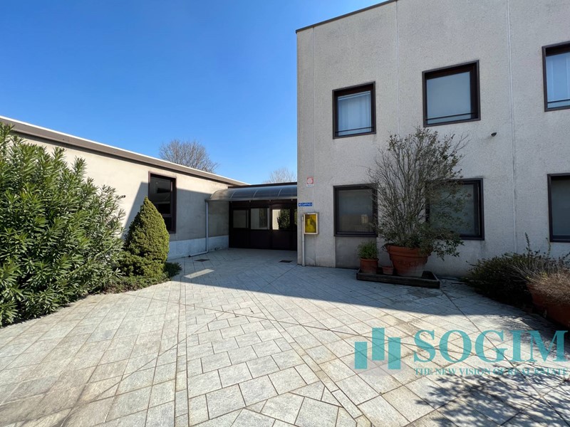 Capannone in Vendita a Santo Stefano Ticino, 2'100'000€, 2700 m²