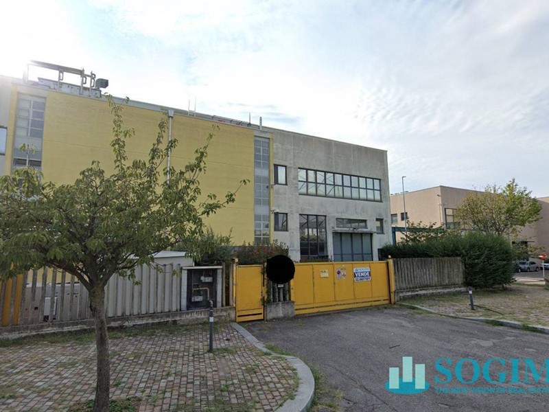 Capannone in Vendita a Bovisio Masciago, 660'000€, 1400 m²